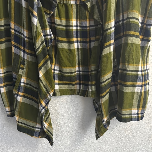 ❗️SOLD❗️Cato Green and Blue Plaid Sleeveless Blouse - Picture 4 of 5